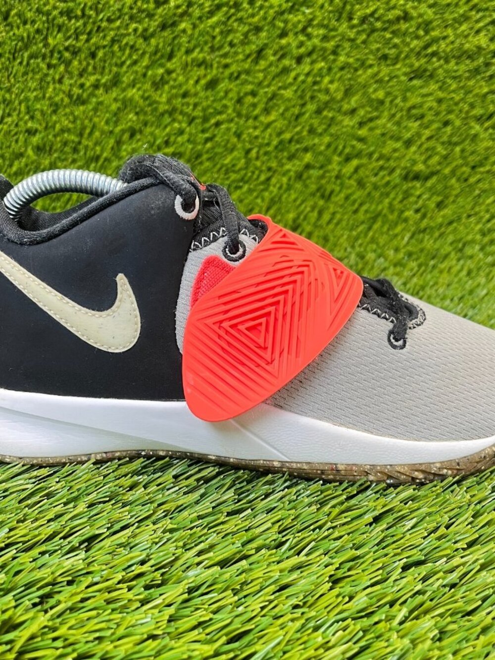 Nike Kyrie Flytrap 3 SE Boys Size 6.5Y Gray Black Basketball Shoes Sneakers
